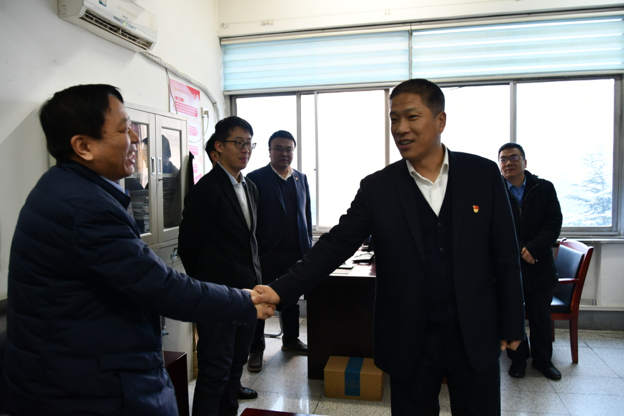 咬定目標(biāo)不放松 收假收心啟新程——龍鋼集團領(lǐng)導(dǎo)班子慰問機關(guān)職工
