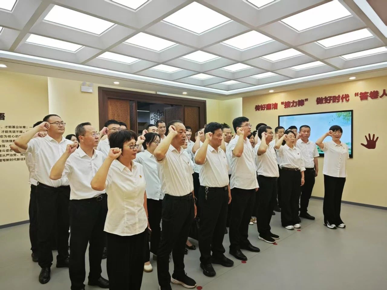 高溫熔爐煉精鋼 警示教育鑄廉心—龍鋼集團(tuán)2025年警示教育活動側(cè)記