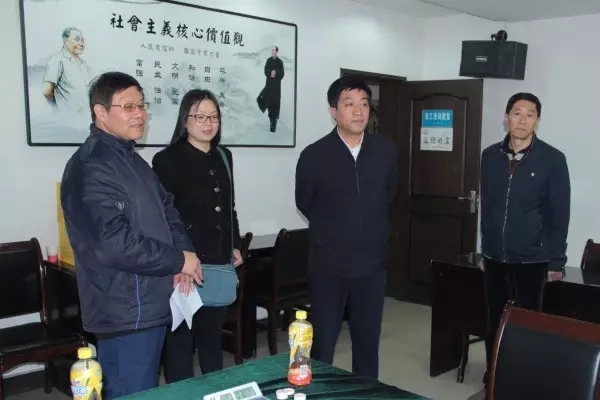 集團領導為備戰(zhàn)“昆鋼杯”棋牌賽隊員鼓勁加 集團領導為備戰(zhàn)“昆鋼杯”棋牌賽隊員鼓勁加
