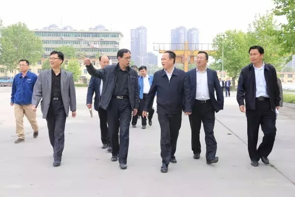蓮湖區(qū)區(qū)長(zhǎng)到西鋼、紅光物流公司視察工作