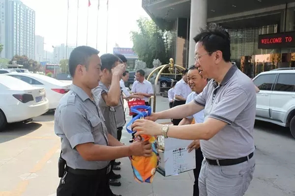 陜鋼集團領(lǐng)導(dǎo)給高溫崗位員工“送清涼” 陜鋼集團領(lǐng)導(dǎo)給高溫崗位員工“送清涼”
