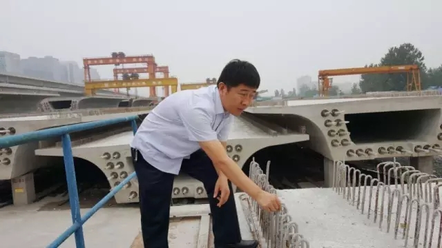 勇于開拓　積極創(chuàng)效　敬業(yè)奉獻的標(biāo)兵---陜鋼集團2014-2016年度共產(chǎn)黨員標(biāo)兵馮瑋