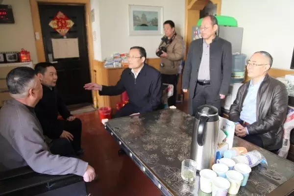陜煤化集團(tuán)王海帆書(shū)記到龍鋼集團(tuán)禹華園小區(qū)送溫暖