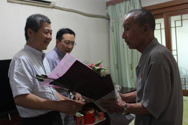 胡保存到西鋼公司、紅光物流公司慰問(wèn)看望困難老黨員