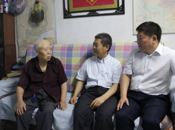 胡保存到西鋼公司、紅光物流公司慰問(wèn)看望困難老黨員