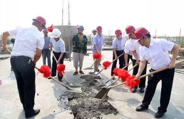龍鋼集團綜合服務公司韓城禹錦園小區(qū)4#、5#住宅樓順利封頂