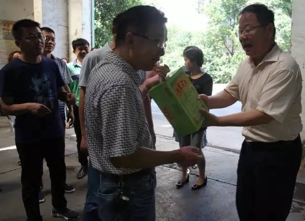 董銀師、史明奇、陳輝一行到基層單位慰問送清涼