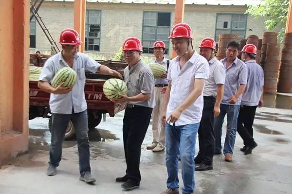 宋天鎖深入華冶公司一線慰問(wèn)送清涼