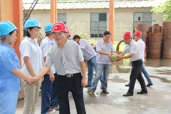 宋天鎖深入華冶公司一線慰問(wèn)送清涼