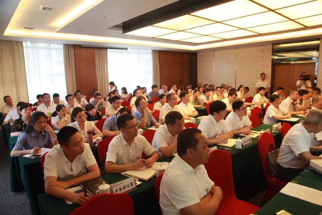 龍鋼集團黨委中心組舉辦企業(yè)風(fēng)險防控專題培訓(xùn)