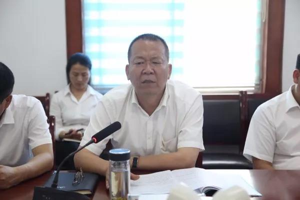龍鋼集團黨委繼續(xù)開展“不忘初心、牢記使命”主題教育中心組學習暨讀書班研討