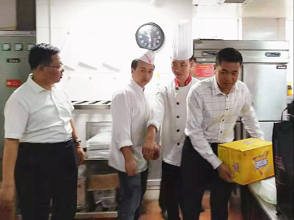 酒店板塊開展“不忘初心、牢記使命”主題教育專題調(diào)研、二季度績效考核檢查及送清涼活動