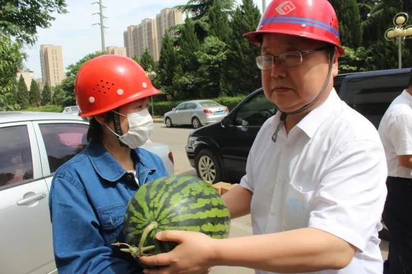陳輝慰問(wèn)西鋼紅光物流公司網(wǎng)籠加工車(chē)間員工