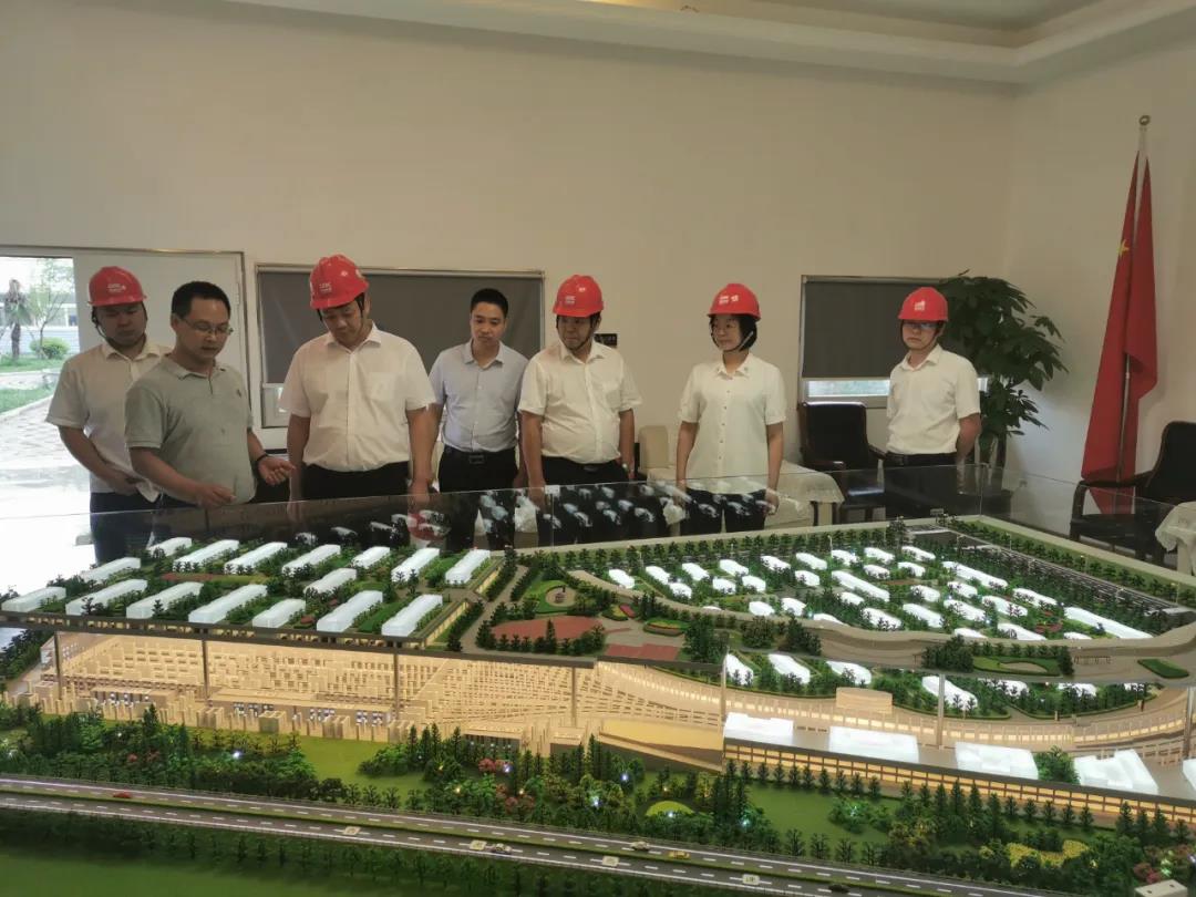 鄂陜攜手共促三秦建設 國家脊梁展現(xiàn)企業(yè)擔當——龍鋼集團獲贈錦旗 鄂陜攜手共促三秦建設 國家脊梁展現(xiàn)企業(yè)擔當——龍鋼集團獲贈錦旗