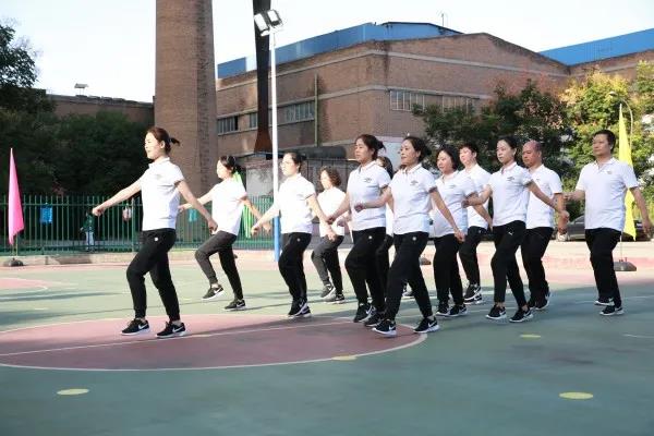 龍鋼集團(tuán)“迎國慶”全民健身廣播體操展演活動掠影